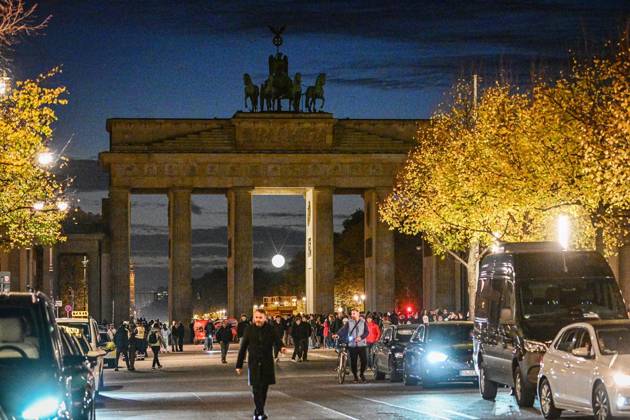 New Lighting for the Brandenburg Gate ** FOR EDITORIAL USE ONLY ** EDITORIAL USE ONLY ** p New Lighting for the Brandenburg Gate, Berlin’s most famous landmark is getting a nighttime makeover; the usual lighting will be turned off and the moonlight —a glowing sphere in the central archway—will be turned on, photographed on Copyright: MaurizioxGambarini doc88785lh7zb473hnluij ,EDITORIAL USE ONLY Copyright: MaurizioxGambarini