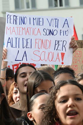 October 26, 2026, Florence, Italia, Italy: Students protest against the Minister of Education and his school policies, Florence, October 26, 2026 Florence Italy  - ZUMAa289 20261026_zia_a289_164 Copyright: xAleandroxBiagiantix xAgfx