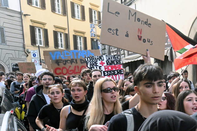 October 26, 2026, Florence, Italia, Italy: Students protest against the Minister of Education and his school policies, Florence, October 26, 2026 Florence Italy  - ZUMAa289 20261026_zia_a289_172 Copyright: xAleandroxBiagiantix xAgfx