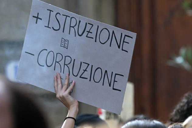 October 26, 2026, Florence, Italia, Italy: Students protest against the Minister of Education and his school policies, Florence, October 26, 2026 Florence Italy  - ZUMAa289 20261026_zia_a289_174 Copyright: xAleandroxBiagiantix xAgfx