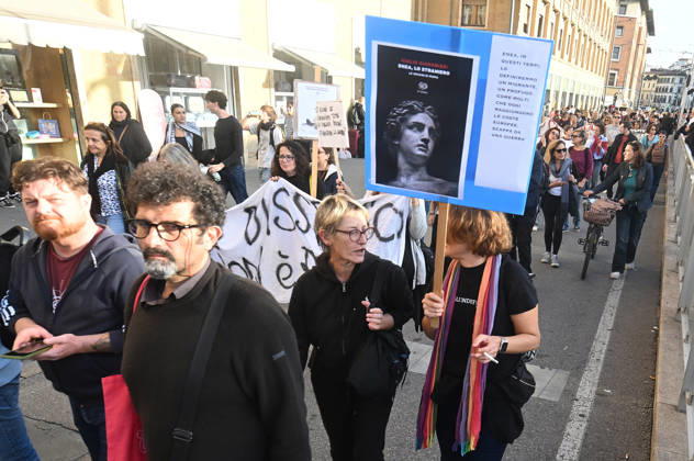 October 26, 2026, Florence, Italia, Italy: Students protest against the Minister of Education and his school policies, Florence, October 26, 2026 Florence Italy  - ZUMAa289 20261026_zia_a289_178 Copyright: xAleandroxBiagiantix xAgfx