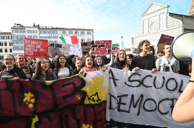 October 26, 2026, Florence, Italia, Italy: Students protest against the Minister of Education and his school policies, Florence, October 26, 2026 Florence Italy  - ZUMAa289 20261026_zia_a289_181 Copyright: xAleandroxBiagiantix xAgfx