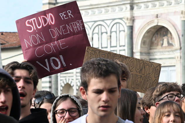 October 26, 2026, Florence, Italia, Italy: Students protest against the Minister of Education and his school policies, Florence, October 26, 2026 Florence Italy  - ZUMAa289 20261026_zia_a289_189 Copyright: xAleandroxBiagiantix xAgfx
