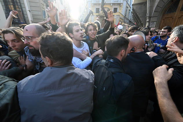 October 26, 2026, Florence, Italia, Italy: Students protest against the Minister of Education and his school policies, Florence, October 26, 2026 Florence Italy  - ZUMAa289 20261026_zia_a289_190 Copyright: xAleandroxBiagiantix xAgfx