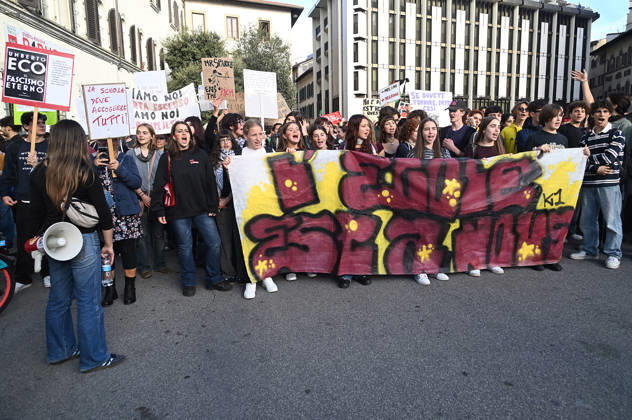 October 26, 2026, Florence, Italia, Italy: Students protest against the Minister of Education and his school policies, Florence, October 26, 2026 Florence Italy  - ZUMAa289 20261026_zia_a289_194 Copyright: xAleandroxBiagiantix xAgfx