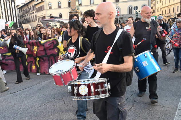 October 26, 2026, Florence, Italia, Italy: Students protest against the Minister of Education and his school policies, Florence, October 26, 2026 Florence Italy  - ZUMAa289 20261026_zia_a289_196 Copyright: xAleandroxBiagiantix xAgfx