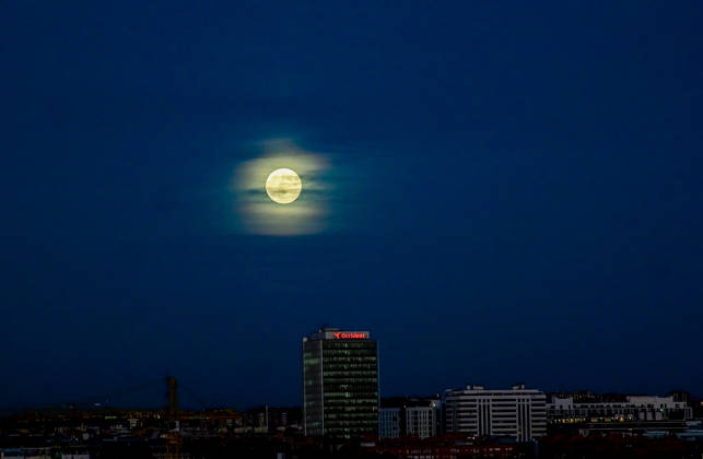 October 26, 2026, Madrid, Madrid, SPAIN: The full Moon rises over the Madrid skyline, Spain, during the evening of October 26, 2026. The October full Moon, known as the Hunter™s Moon, appears above the city™s urban landscape shortly after sunset. Madrid SPAIN - ZUMAz108 20261026_znp_z108_008 Copyright: xRichardxZubelzux