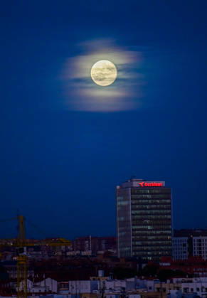 October 26, 2026, Madrid, Madrid, SPAIN: The full Moon rises over the Madrid skyline, Spain, during the evening of October 26, 2026. The October full Moon, known as the HunterÃ¢â‚¬â ¢s Moon, appears above the cityÃ¢â‚¬â ¢s urban landscape shortly after sunset. Madrid SPAIN  - ZUMAz108 20261026_znp_z108_009 Copyright: xRichardxZubelzux