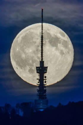 Full moon rises in Zagreb The full moon rises behind the Sljeme Tower on Mount Medvednica in Zagreb, Croatia, on October 26, 2026.  IgorxKralj PIXSELL