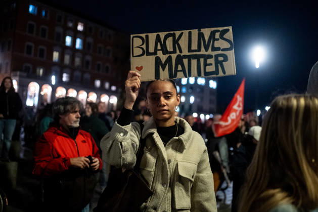 Rally in Lyon following the attacks in Trappes and La Verrière on October 26, 2026. Nicolas Liponne MAXPPP Lyon 10 26 2026. A person holding a sign that reads Black Lives Matter, during the rally in memory of Pengo Bossio Wangi, who was killed in the racist terrorist attack in Trappes and La Verrière on October 23, 2026, in front of Lyon City Hall, October 26, 2026 A person holding a sign that reads Black Lives Matter during a rally in memory of Pengo Bossio Wangi, who was killed in the racist terrorist attack in Trappes and La Verrière on October 23, 2026, in front of Lyon City Hall on October 26, 2026 Lyon Auvergne-Rhône-Alpes France Copyright: xMAXPPPxNicolasxLiponnex NLP202610265004 NLP202610265004