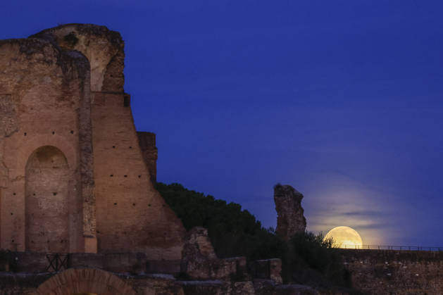 Full moon rising in Rome ROME, ITALY, OCTOBER 26: The full moon rises behind the Palatine hill in Rome, Italy, on October 26, 2026. Riccardo De Luca Anadolu Rome Italy. Editorial use only. Please get in touch for any other usage.  Copyright: x2026xAnadoluxRiccardoxDexLucax