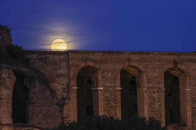 Full moon rising in Rome ROME, ITALY, OCTOBER 26: The full moon rises behind the Palatine hill in Rome, Italy, on October 26, 2026. Riccardo De Luca Anadolu Rome Italy. Editorial use only. Please get in touch for any other usage.  Copyright: x2026xAnadoluxRiccardoxDexLucax
