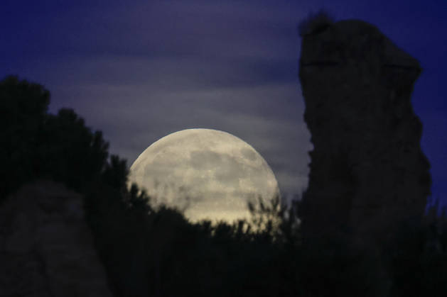Full moon rising in Rome ROME, ITALY, OCTOBER 26: The full moon rises behind the Palatine hill in Rome, Italy, on October 26, 2026. Riccardo De Luca Anadolu Rome Italy. Editorial use only. Please get in touch for any other usage.  Copyright: x2026xAnadoluxRiccardoxDexLucax