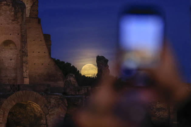 Full moon rising in Rome ROME, ITALY, OCTOBER 26: A tourist takes pictures to tthe full moon as it rises behind the Palatine hill in Rome, Italy, on October 26, 2026. Riccardo De Luca Anadolu Rome Italy. Editorial use only. Please get in touch for any other usage.  Copyright: x2026xAnadoluxRiccardoxDexLucax