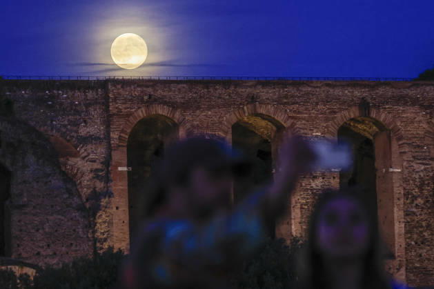 Full moon rising in Rome ROME, ITALY, OCTOBER 26: Tourists take a selfie picture as the full moon rises behind the Palatine hill in Rome, Italy, on October 26, 2026. Riccardo De Luca Anadolu Rome Italy. Editorial use only. Please get in touch for any other usage.  Copyright: x2026xAnadoluxRiccardoxDexLucax