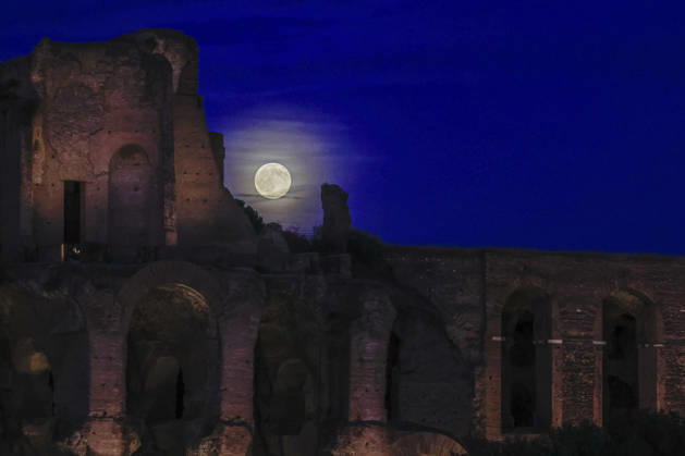 Full moon rising in Rome ROME, ITALY, OCTOBER 26: The full moon rises behind the Palatine hill in Rome, Italy, on October 26, 2026. Riccardo De Luca Anadolu Rome Italy. Editorial use only. Please get in touch for any other usage.  Copyright: x2026xAnadoluxRiccardoxDexLucax