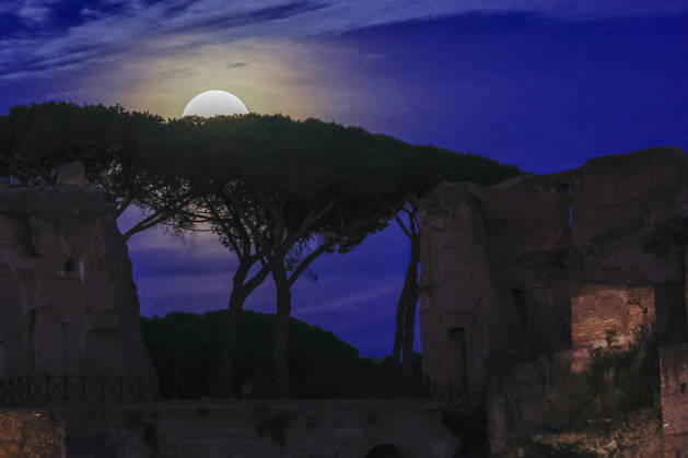 Full moon rising in Rome ROME, ITALY, OCTOBER 26: The full moon rises behind the Palatine hill in Rome, Italy, on October 26, 2026. Riccardo De Luca Anadolu Rome Italy. Editorial use only. Please get in touch for any other usage.  Copyright: x2026xAnadoluxRiccardoxDexLucax