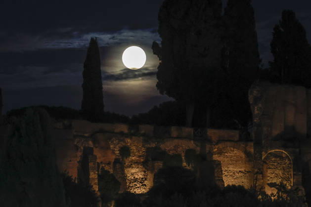 Full moon rising in Rome ROME, ITALY, OCTOBER 26: The full moon rises behind the Palatine hill in Rome, Italy, on October 26, 2026. Riccardo De Luca Anadolu Rome Italy. Editorial use only. Please get in touch for any other usage.  Copyright: x2026xAnadoluxRiccardoxDexLucax