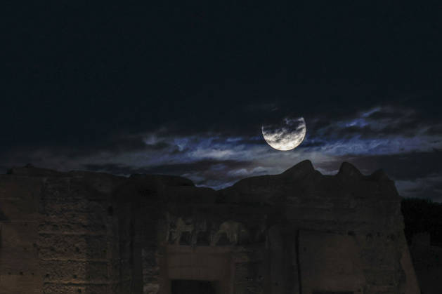 Full moon rising in Rome ROME, ITALY, OCTOBER 26: The full moon rises behind the Palatine hill in Rome, Italy, on October 26, 2026. Riccardo De Luca Anadolu Rome Italy. Editorial use only. Please get in touch for any other usage.  Copyright: x2026xAnadoluxRiccardoxDexLucax