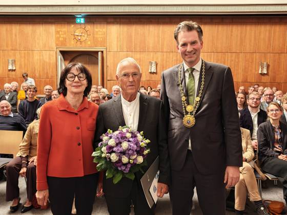 26 20 2026 xkhx Kassel The City of Kassel awards former Federal Minister of Finance Hans Eichel the honorary title of Honorary Citizen of the City of Kassel. The photo shows Dr. Martina van den Hövel Hanemann, Chair of the City Council; Hans Eichel; and Mayor Dr. Sven Schöler. KH