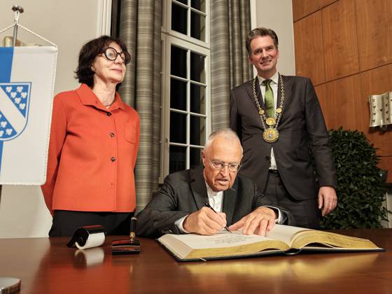 26 20 2026 xkhx Kassel The City of Kassel awards former Federal Minister of Finance Hans Eichel the honorary title of Honorary Citizen of the City of Kassel. The photo shows Dr. Martina van den Hövel Hanemann, Chair of the City Council, Hans Eichel as he signs the Golden Book of the City of Kassel; Mayor Dr. Sven Schöler KH