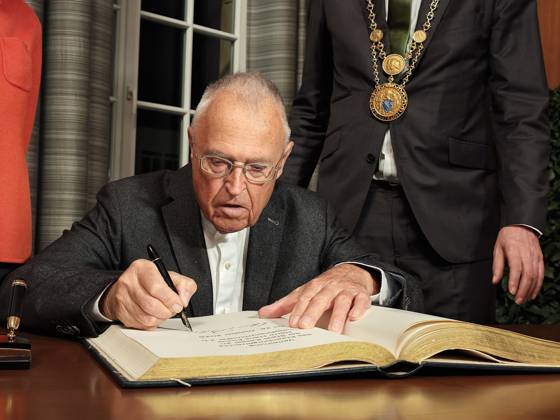 26 20 2026 xkhx Kassel The city of Kassel awards former Federal Minister of Finance Hans Eichel the honorary title of Honorary Citizen of the City of Kassel. The photo shows Hans Eichel signing the City of Kassel’s Golden Book. KH