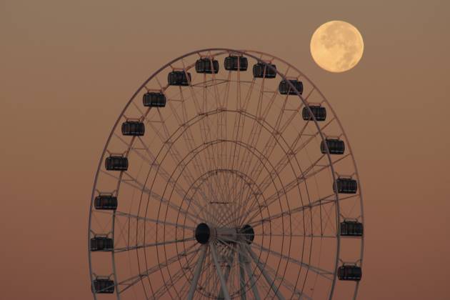October s full Hunter s Moon in New Jersey SECAUCUS, NEW JERSEY, UNITED STATES - OCTOBER 26: The full moon, known as the Hunter s Moon for the month of October, rises alongside a Ferris wheel on the banks of the Hackensack River in Secaucus, New Jersey, United States on October 26, 2026. Islam Dogru Anadolu New York United States. Editorial use only. Please get in touch for any other usage.  Copyright: x2026xAnadoluxIslamxDogrux