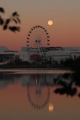 October s full Hunter s Moon in New Jersey SECAUCUS, NEW JERSEY, UNITED STATES - OCTOBER 26: The full moon, known as the Hunter s Moon for the month of October, rises alongside a Ferris wheel on the banks of the Hackensack River in Secaucus, New Jersey, United States on October 26, 2026. Islam Dogru Anadolu New York United States. Editorial use only. Please get in touch for any other usage.  Copyright: x2026xAnadoluxIslamxDogrux