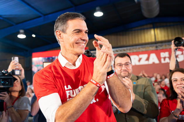 Sánchez Speaks at a Pre-Campaign Event in Gijón The secretary-general of the PSOE and Prime Minister, Pedro Sánchez, speaks at a pre-campaign event for the party on October 26, 2026, in Gijón, Asturias, Spain. Prime Minister Pedro Sánchez visits Gijón, combining an institutional agenda with a key pre-campaign event ahead of the upcoming general election on November 29. OCTOBER 26, 2026 Gijón, Asturias Gijón, Asturias, Spain Copyright: xJuanxVegax 7871783