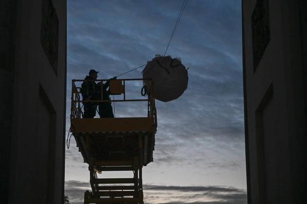 New Lighting for the Brandenburg Gate ** FOR EDITORIAL USE ONLY ** EDITORIAL USE ONLY ** p New Lighting for the Brandenburg Gate, Berlin’s most famous landmark is getting a nighttime makeover; the usual lighting will be turned off and the moonlight —a glowing sphere in the central archway—will be turned on, photographed on Copyright: MaurizioxGambarini doc887agsoztafeb01nqdy ,EDITORIAL USE ONLY Copyright: MaurizioxGambarini