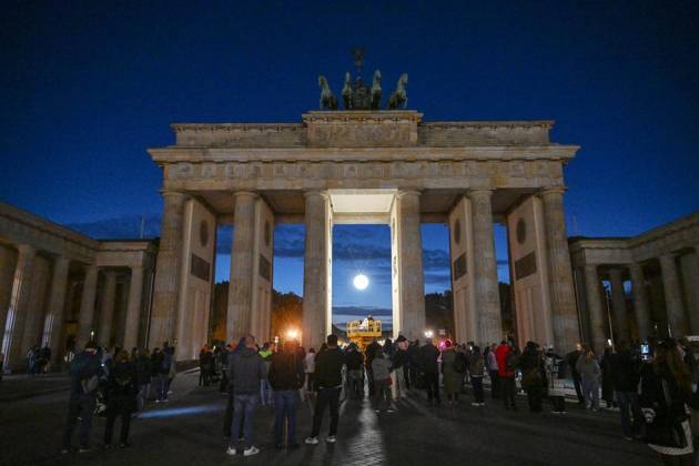 New Lighting for the Brandenburg Gate ** FOR EDITORIAL USE ONLY ** EDITORIAL USE ONLY ** p New Lighting for the Brandenburg Gate, Berlin’s most famous landmark is getting a nighttime makeover; the usual lighting will be turned off and the moonlight —a glowing sphere in the central archway—will be turned on, photographed on Copyright: MaurizioxGambarini doc887agszfs8lrjqvcqc2 ,EDITORIAL USE ONLY Copyright: MaurizioxGambarini