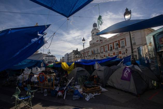 Madrid reaches one month of protests MADRID, SPAIN OCTOBER 26, 2026: Madrid has reached one month of protests in La Puerta del Sol Square, where hundreds of activists fighting for the right to housing in Spain have been staying in tents set up on September 26 of this year. The protesters organized the occupation of the plaza in response to the eviction of Maricarmen Abascal, an 87-year-old woman who was removed from her home and later died at a hospital in Spain s capital. Madrid MADRID Spain Copyright: x xC.xCarvajalx xJNAxPressx