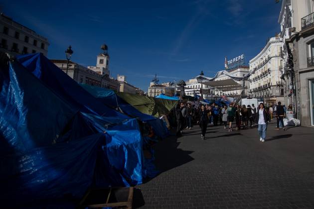 Madrid reaches one month of protests MADRID, SPAIN OCTOBER 26, 2026: Madrid has reached one month of protests in La Puerta del Sol Square, where hundreds of activists fighting for the right to housing in Spain have been staying in tents set up on September 26 of this year. The protesters organized the occupation of the plaza in response to the eviction of Maricarmen Abascal, an 87-year-old woman who was removed from her home and later died at a hospital in Spain s capital. Madrid MADRID Spain Copyright: x xC.xCarvajalx xJNAxPressx