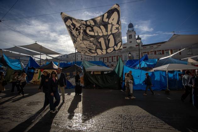 Madrid reaches one month of protests MADRID, SPAIN OCTOBER 26, 2026: Madrid has reached one month of protests in La Puerta del Sol Square, where hundreds of activists fighting for the right to housing in Spain have been staying in tents set up on September 26 of this year. The protesters organized the occupation of the plaza in response to the eviction of Maricarmen Abascal, an 87-year-old woman who was removed from her home and later died at a hospital in Spain s capital. Madrid MADRID Spain Copyright: x xC.xCarvajalx xJNAxPressx