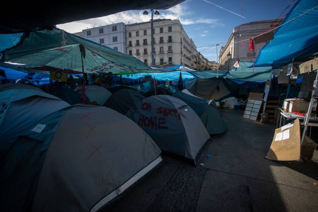 Madrid reaches one month of protests MADRID, SPAIN OCTOBER 26, 2026: Madrid has reached one month of protests in La Puerta del Sol Square, where hundreds of activists fighting for the right to housing in Spain have been staying in tents set up on September 26 of this year. The protesters organized the occupation of the plaza in response to the eviction of Maricarmen Abascal, an 87-year-old woman who was removed from her home and later died at a hospital in Spain s capital. Madrid MADRID Spain Copyright: x xC.xCarvajalx xJNAxPressx