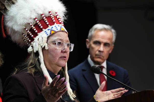 News Bilder des Tages #2 October 26, 2026, Ottawa, On, Canada: Prime Minister Mark Carney listens as Assembly of First Nations National Chief Cindy Woodhouse Nepinak answers a question at a news conference at the conclusion of a First Nations and First Ministers meeting in Ottawa, on Monday, Oct. 26, 2026. Ottawa Canada  - ZUMAc35_ 20261026_zaf_c35_120 Copyright: xJustinxTangx