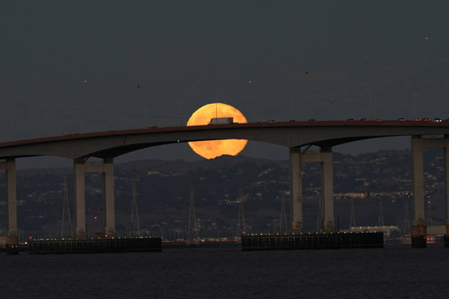 Full Hunter s Moon rises over San Mateo Bridge in California SAN MATEO, CA - OCTOBER 26: The full moon is known as the Hunter s Moon rises over San Mateo Bridge near the San Francisco Bay in San Mateo, California, United States on October 26, 2026. Tayfun Coskun Anadolu California United States. Editorial use only. Please get in touch for any other usage.  Copyright: x2026xAnadoluxTayfunxCoskunx