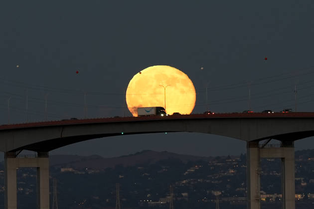Full Hunter s Moon rises over San Mateo Bridge in California SAN MATEO, CA - OCTOBER 26: The full moon is known as the Hunter s Moon rises over San Mateo Bridge near the San Francisco Bay in San Mateo, California, United States on October 26, 2026. Tayfun Coskun Anadolu California United States. Editorial use only. Please get in touch for any other usage.  Copyright: x2026xAnadoluxTayfunxCoskunx