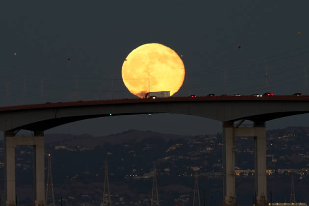 Full Hunter s Moon rises over San Mateo Bridge in California SAN MATEO, CA - OCTOBER 26: The full moon is known as the Hunter s Moon rises over San Mateo Bridge near the San Francisco Bay in San Mateo, California, United States on October 26, 2026. Tayfun Coskun Anadolu California United States. Editorial use only. Please get in touch for any other usage.  Copyright: x2026xAnadoluxTayfunxCoskunx