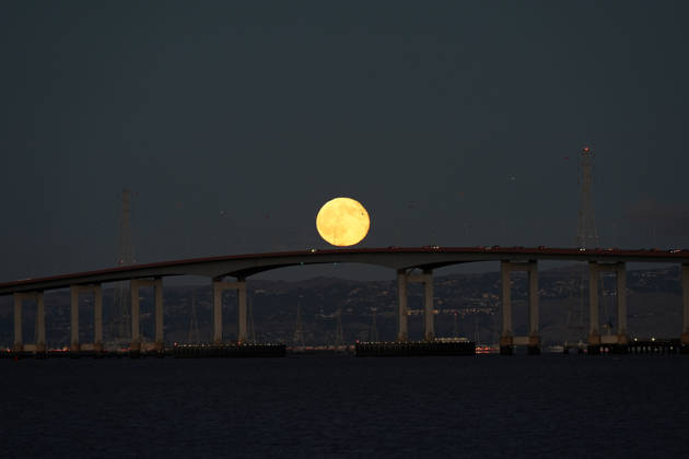 News Bilder des Tages #2 Full Hunter s Moon rises over San Mateo Bridge in California SAN MATEO, CA - OCTOBER 26: The full moon is known as the Hunter s Moon rises over San Mateo Bridge near the San Francisco Bay in San Mateo, California, United States on October 26, 2026. Tayfun Coskun Anadolu California United States. Editorial use only. Please get in touch for any other usage.  Copyright: x2026xAnadoluxTayfunxCoskunx