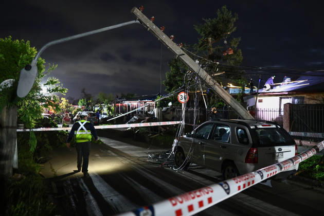 Tornado damages dozens of homes in central Chile REQUINOA, CHILE - OCTOBER 26: Buildings and infrastructure sustain damage after a tornado strikes the commune of Requinoa in Chile s O Higgins region on October 26, 2026. The weather event is preliminarily classified as an EF2 tornado, associated with wind speeds of 179 to 218 kilometers per hour. Approximately 70 properties are affected, one person sustains minor injuries, and around 3,000 customers are left without electricity. Lucas Aguayo Araos Anadolu Requinoa Chile. Editorial use only. Please get in touch for any other usage.  Copyright: x2026xAnadoluxLucasxAguayoxAraosx