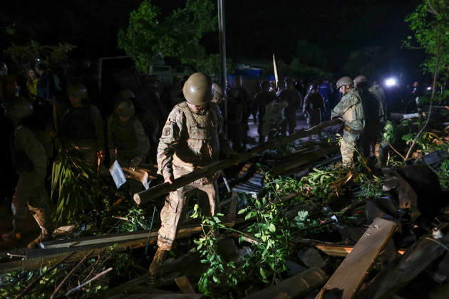 News Bilder des Tages #2 Tornado damages dozens of homes in central Chile REQUINOA, CHILE - OCTOBER 26: Soldiers help with cleanup efforts in the affected area as buildings and infrastructure sustain damage after a tornado strikes the commune of Requinoa in Chile s O Higgins region on October 26, 2026. The weather event is preliminarily classified as an EF2 tornado, associated with wind speeds of 179 to 218 kilometers per hour. Approximately 70 properties are affected, one person sustains minor injuries, and around 3,000 customers are left without electricity. Lucas Aguayo Araos Anadolu Requinoa Chile. Editorial use only. Please get in touch for any other usage.  Copyright: x2026xAnadoluxLucasxAguayoxAraosx