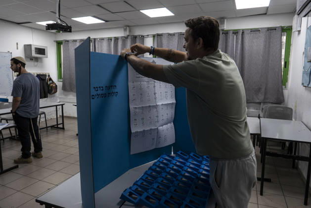 Israelis head to the polls in parliamentary elections UMM AL-FAHM, ISRAEL - OCTOBER 27: Voters cast their ballots at Al-Aqwas School as voting began Tuesday in Israel’s parliamentary elections, with more than 7.3 million people eligible to cast ballots to elect the 120-member Knesset in the northern city of Umm al-Fahm, Israeli on October 27, 2026. Polling stations opened at 7 am local time (0500GMT) and are scheduled to close at 10 pm (2000GMT), according to Israel’s Central Elections Committee. A total of 12,018 polling stations and approximately 18,000 ballot boxes have been prepared nationwide, with around 100,000 election workers deployed. Mostafa Alkharouf Anadolu Umm al-Fahm Israel. Editorial use only. Please get in touch for any o  Copyright: x2026xAnadoluxMostafaxAlkharoufx