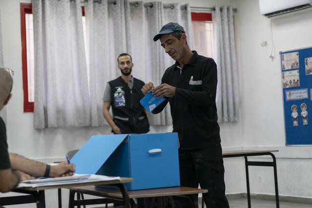 Israelis head to the polls in parliamentary elections UMM AL-FAHM, ISRAEL - OCTOBER 27: Voters cast their ballots at Al-Aqwas School as voting began Tuesday in Israel s parliamentary elections, with more than 7.3 million people eligible to cast ballots to elect the 120-member Knesset in the northern city of Umm al-Fahm, Israel on October 27, 2026. Polling stations opened at 7 am local time (0500GMT) and are scheduled to close at 10 pm (2000GMT), according to Israel’s Central Elections Committee. A total of 12,018 polling stations and approximately 18,000 ballot boxes have been prepared nationwide, with around 100,000 election workers deployed. Mostafa Alkharouf Anadolu Umm al-Fahm Israel. Editorial use only. Please get in touch for any ot  Copyright: x2026xAnadoluxMostafaxAlkharoufx