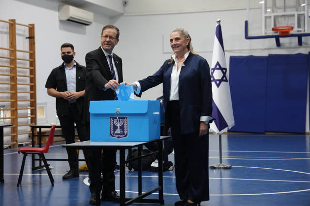 Israeli President Herzog cast his vote in parliamentary elections WEST JERUSALEM - OCTOBER 27: Israeli President Isaac Herzog (L) and his wife Michal Herzog (R) drop their election envelopes into the ballot box at a polling station during the general elections for the 120-member 26th Knesset in West Jerusalem on October 27, 2026. Polling stations opened at 7 am local time (0500GMT) and are scheduled to close at 10 pm (2000GMT), according to Israel’s Central Elections Committee. Saeed Qaq Anadolu Jerualem Israel. Editorial use only. Please get in touch for any other usage.  Copyright: x2026xAnadoluxSaeedxQaqx