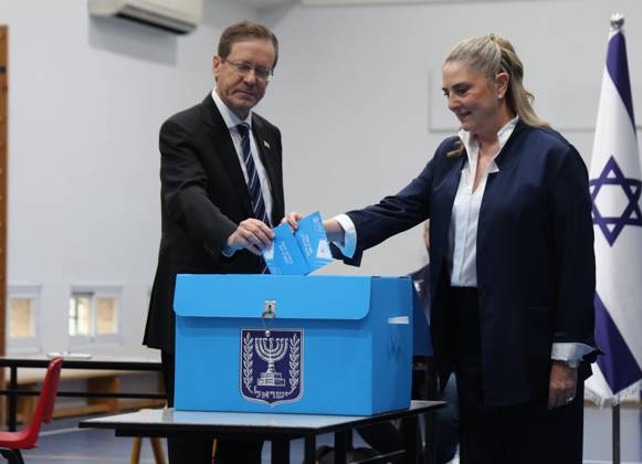 Israeli President Herzog cast his vote in parliamentary elections WEST JERUSALEM - OCTOBER 27: Israeli President Isaac Herzog (L) and his wife Michal Herzog (R) drop their election envelopes into the ballot box at a polling station during the general elections for the 120-member 26th Knesset in West Jerusalem on October 27, 2026. Polling stations opened at 7 am local time (0500GMT) and are scheduled to close at 10 pm (2000GMT), according to Israel’s Central Elections Committee. Saeed Qaq Anadolu Jerualem Israel. Editorial use only. Please get in touch for any other usage.  Copyright: x2026xAnadoluxSaeedxQaqx