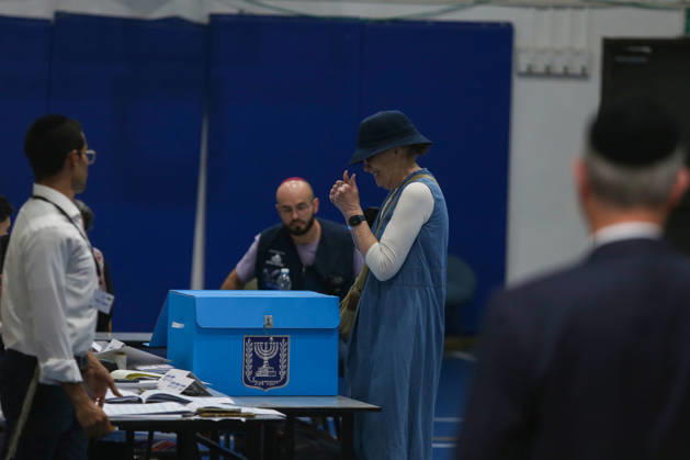 Israelis head to polls in parliamentary elections WEST JERUSALEM - OCTOBER 27: Voters cast their ballots at a polling station as voting began Tuesday in Israel s parliamentary elections, with more than 7.3 million people eligible to cast ballots to elect the 120-member Knesset in West Jerusalem, on October 27, 2026. Polling stations opened at 7 am local time (0500GMT) and are scheduled to close at 10 pm (2000GMT), according to Israel’s Central Elections Committee. Saeed Qaq Anadolu Jerusalem Israel. Editorial use only. Please get in touch for any other usage.  Copyright: x2026xAnadoluxSaeedxQaqx