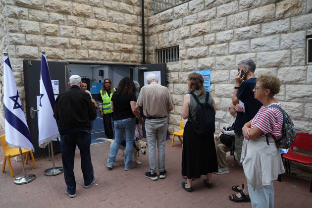 Israelis head to polls in parliamentary elections WEST JERUSALEM - OCTOBER 27: Voters cast their ballots at a polling station as voting began Tuesday in Israel s parliamentary elections, with more than 7.3 million people eligible to cast ballots to elect the 120-member Knesset in West Jerusalem, on October 27, 2026. Polling stations opened at 7 am local time (0500GMT) and are scheduled to close at 10 pm (2000GMT), according to Israel’s Central Elections Committee. Saeed Qaq Anadolu Jerusalem Israel. Editorial use only. Please get in touch for any other usage.  Copyright: x2026xAnadoluxSaeedxQaqx
