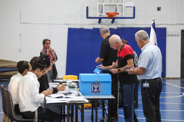 Israelis head to polls in parliamentary elections WEST JERUSALEM - OCTOBER 27: Voters cast their ballots at a polling station as voting began Tuesday in Israel s parliamentary elections, with more than 7.3 million people eligible to cast ballots to elect the 120-member Knesset in West Jerusalem, on October 27, 2026. Polling stations opened at 7 am local time (0500GMT) and are scheduled to close at 10 pm (2000GMT), according to Israel’s Central Elections Committee. Saeed Qaq Anadolu Jerusalem Israel. Editorial use only. Please get in touch for any other usage.  Copyright: x2026xAnadoluxSaeedxQaqx