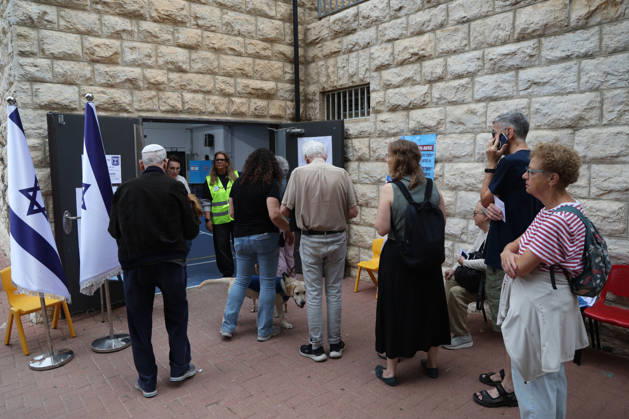 Israelis head to polls in parliamentary elections WEST JERUSALEM - OCTOBER 27: Voters cast their ballots at a polling station as voting began Tuesday in Israel s parliamentary elections, with more than 7.3 million people eligible to cast ballots to elect the 120-member Knesset in West Jerusalem, on October 27, 2026. Polling stations opened at 7 am local time (0500GMT) and are scheduled to close at 10 pm (2000GMT), according to Israel’s Central Elections Committee. Saeed Qaq Anadolu Jerusalem Israel. Editorial use only. Please get in touch for any other usage.  Copyright: x2026xAnadoluxSaeedxQaqx